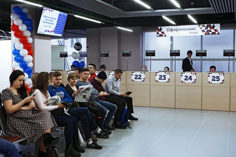 Посетители в центре выдачи паспортов болельщиков Кубка конфедераций FIFA 2017 в Санкт-Петербурге Посетители в центре выдачи паспортов болельщиков Кубка конфедераций FIFA 2017 в Санкт-Петербурге