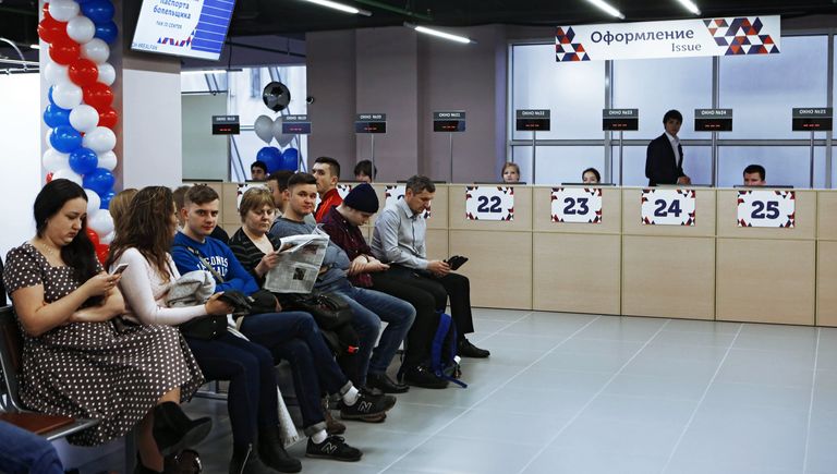 Посетители в центре выдачи паспортов болельщиков Кубка конфедераций FIFA 2017 в Санкт-Петербурге