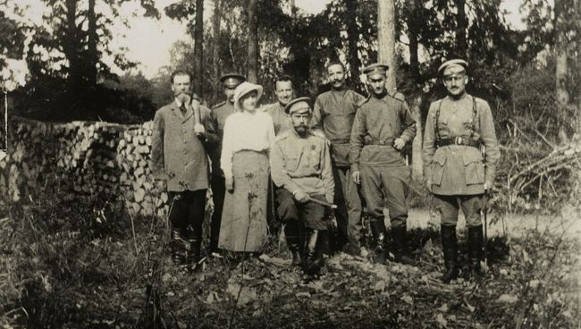Николай II с семьей в Царском селе после отречения. 1917 год Николай II с семьей в Царском селе после отречения. 1917 год