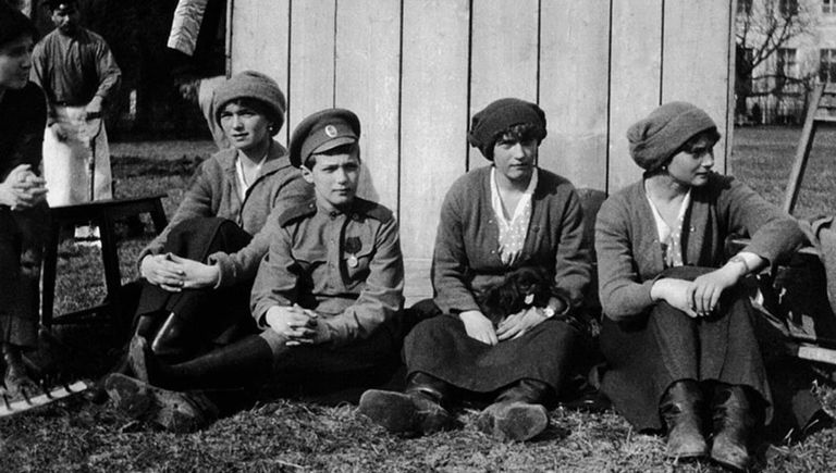 Дочери Николая II и его сын Алексей в Царском селе перед арестом. 1917 год Дочери Николая II и его сын Алексей в Царском селе перед арестом. 1917 год