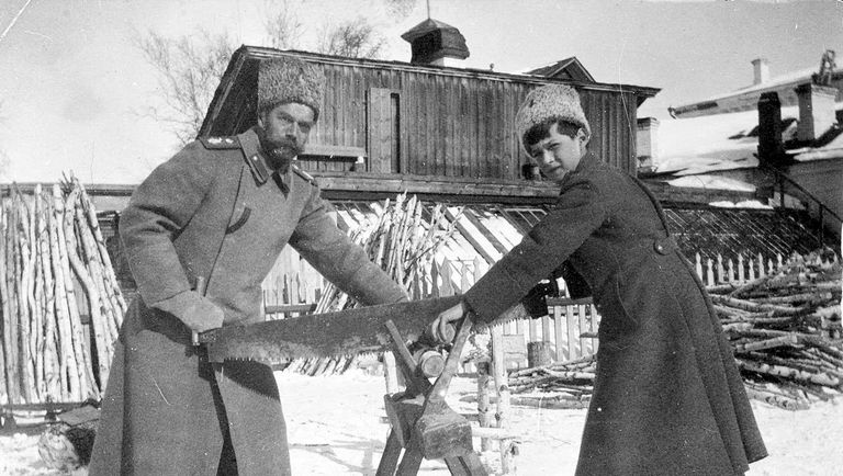 Николай и его сын Алексей в ссылке в Тобольске. Зима 1917 года Николай и его сын Алексей в ссылке в Тобольске. Зима 1917 года