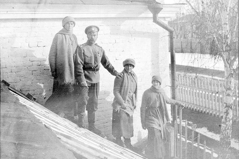 Николай II  с дочерьми в ссылке. 1917 год