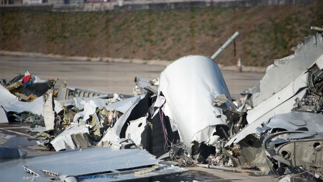 Обломки, упавшего у берегов Сочи самолета Минобороны РФ Ту-154, собранные на территории сочинского аэропорта Обломки, упавшего у берегов Сочи самолета Минобороны РФ Ту-154, собранные на территории сочинского аэропорта