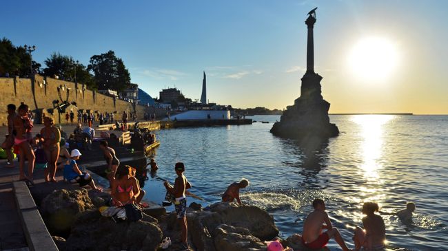 У памятника затопленным кораблям недалеко от Приморского бульвара в Севастополе У памятника затопленным кораблям недалеко от Приморского бульвара в Севастополе