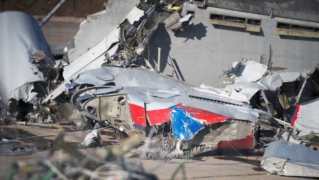 Обломки, упавшего у берегов Сочи самолета Минобороны РФ Ту-154, собранные на территории сочинского аэропорта