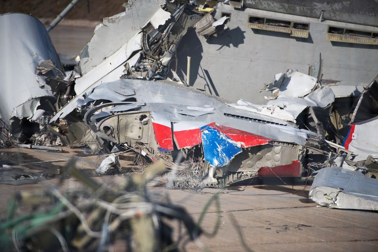 Обломки, упавшего у берегов Сочи самолета Минобороны РФ Ту-154, собранные на территории сочинского аэропорта Обломки, упавшего у берегов Сочи самолета Минобороны РФ Ту-154, собранные на территории сочинского аэропорта