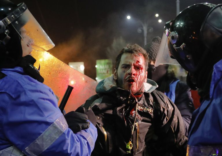 Полиция задерживает человека во время акции протеста в Румынии, 2 февраля 2017