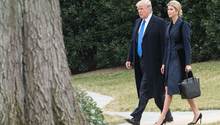 Президент США Дональд Трамп с дочерью Иванкой Трамп идут на борт Marine One в Белом доме, Вашингтон. 1 февраля 2017