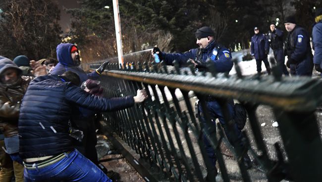 Жандарм применяет перцовые баллончики во время акции протеста в Румынии Жандарм применяет перцовые баллончики во время акции протеста в Румынии