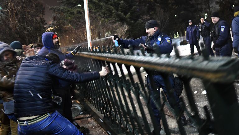Жандарм применяет перцовые баллончики во время акции протеста в Румынии Жандарм применяет перцовые баллончики во время акции протеста в Румынии