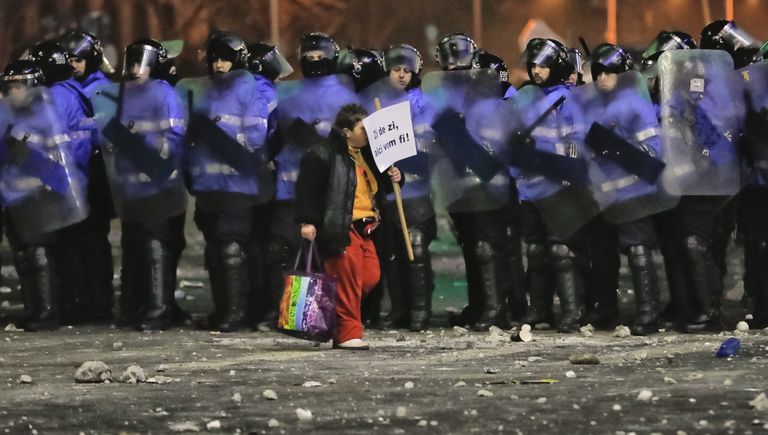 Протестующий с плакатом Мы будем здесь каждый день, Румыния, 2 февраля 2017 Протестующий с плакатом Мы будем здесь каждый день, Румыния, 2 февраля 2017