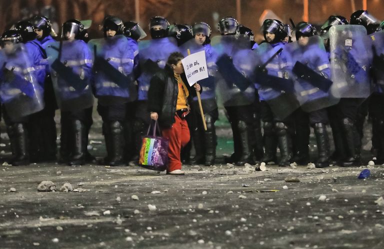 Протестующий с плакатом Мы будем здесь каждый день, Румыния, 2 февраля 2017