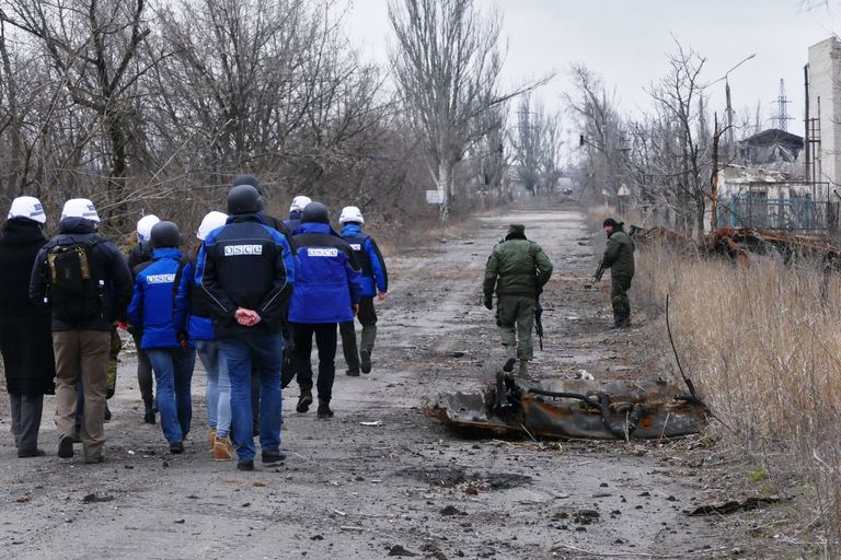 Сотрудники ОБСЕ во время посещения района обстрелов на Ясиноватской развилке в Донецкой области. Март 2016 года 