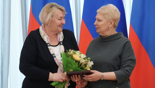 Министр образования и науки РФ Ольга Васильева вручает премию правительства РФ 2016 года в области науки и техники Валентине Клюкиной. 2 февраля 2017