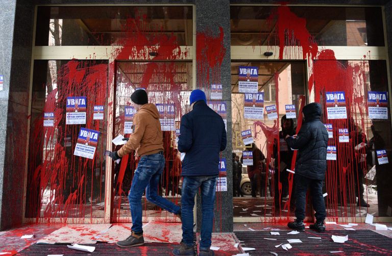 Представители радикальной националистической организации Национальный корпус, созданный на базе батальона Азов во время акции протеста у филиала Проминвестбанка России в Киеве Представители радикальной националистической организации Национальный корпус, созданный на базе батальона Азов во время акции протеста у филиала Проминвестбанка России в Киеве