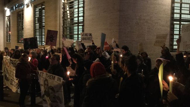 Протестующие против миграционных указов Трампа у посольства США в Риме Протестующие против миграционных указов Трампа у посольства США в Риме