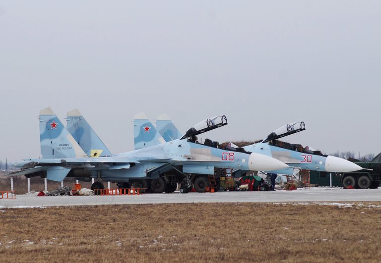 Многоцелевой истребитель СУ-30СМ готовится к тренировке на отборочном этапе конкурса Авиадартс-2017 в Крымске Многоцелевой истребитель СУ-30СМ готовится к тренировке на отборочном этапе конкурса Авиадартс-2017 в Крымске