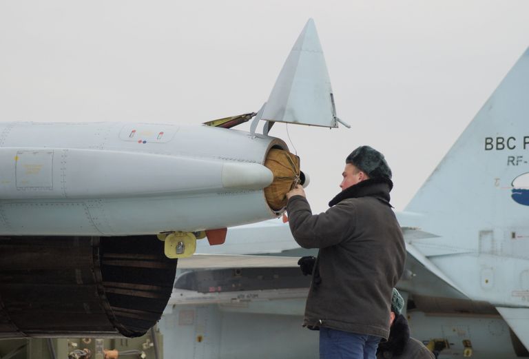 Подготовка парашюта многоцелевого истребителя СУ-30СМ перед тренировочным вылетом на отборочном этапе конкурса Авиадартс-2017 в Крымске Подготовка парашюта многоцелевого истребителя СУ-30СМ перед тренировочным вылетом на отборочном этапе конкурса Авиадартс-2017 в Крымске