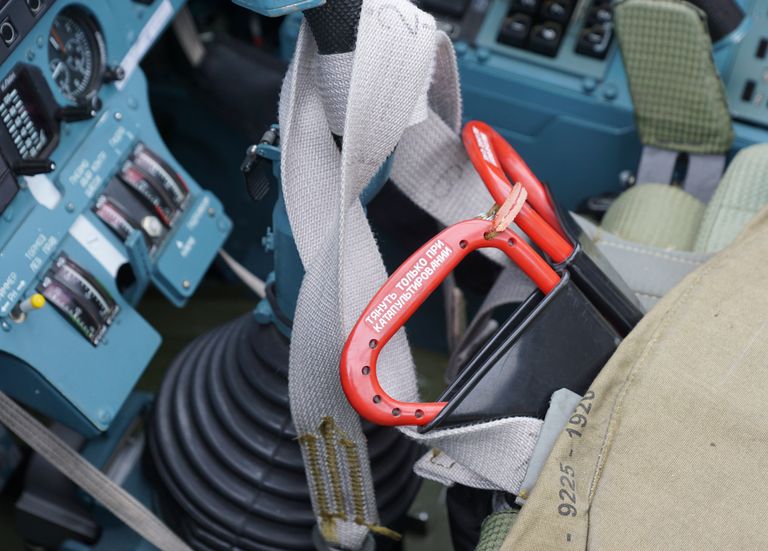 Ручка катапульты на многоцелевом истребителе СУ-30СМ перед тренировкой на отборочном этапе конкурса Авиадартс-2017 в Крымске Ручка катапульты на многоцелевом истребителе СУ-30СМ перед тренировкой на отборочном этапе конкурса Авиадартс-2017 в Крымске