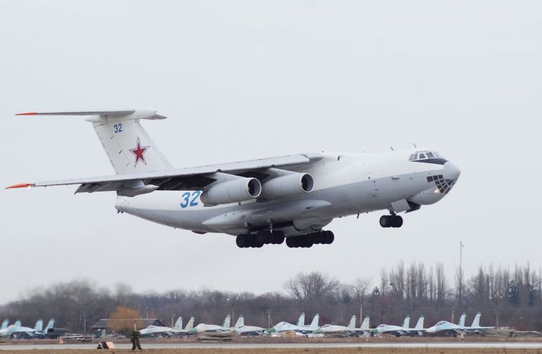 Самолёт-заправщик Ил-78 взлетает во время тренировки на отборочном этапе конкурса Авиадартс-2017 в Крымске Самолёт-заправщик Ил-78 взлетает во время тренировки на отборочном этапе конкурса Авиадартс-2017 в Крымске