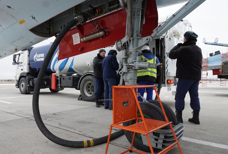 Заправка многоцелевого истребителя СУ-30СМ перед началом тренировки на отборочном этапе конкурса Авиадартс-2017 в Крымске Заправка многоцелевого истребителя СУ-30СМ перед началом тренировки на отборочном этапе конкурса Авиадартс-2017 в Крымске