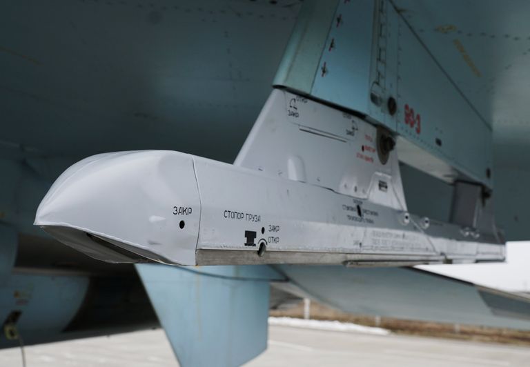 Навесное оборудование многоцелевой истребитель СУ-30СМ перед тренировкой на отборочном этапе конкурса Авиадартс-2017 в Крымске Навесное оборудование многоцелевой истребитель СУ-30СМ перед тренировкой на отборочном этапе конкурса Авиадартс-2017 в Крымске