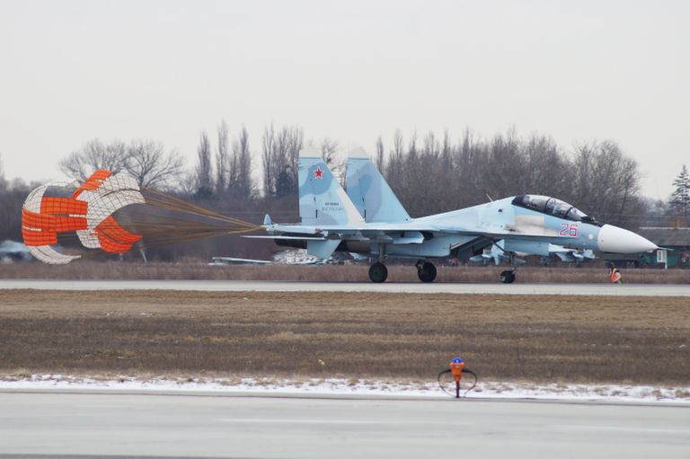 Многоцелевой истребитель СУ-30СМ приземлился во время тренировки на отборочном этапе конкурса Авиадартс-2017 в Крымске Многоцелевой истребитель СУ-30СМ приземлился во время тренировки на отборочном этапе конкурса Авиадартс-2017 в Крымске