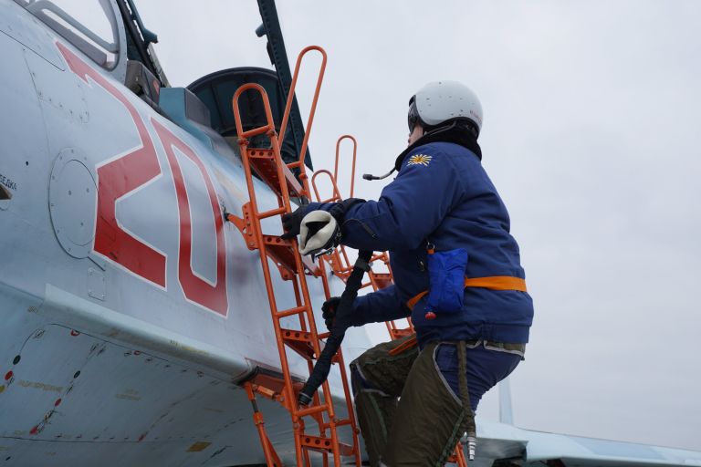 Пилот поднимается в кабину многоцелевого истребителя СУ-30СМ перед началом тренировки на отборочном этапе конкурса Авиадартс-2017 в Крымске Пилот поднимается в кабину многоцелевого истребителя СУ-30СМ перед началом тренировки на отборочном этапе конкурса Авиадартс-2017 в Крымске