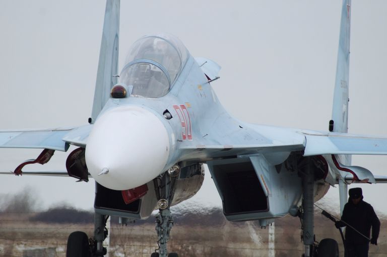 Многоцелевой истребитель СУ-30СМ во время тренировки на отборочном этапе конкурса Авиадартс-2017 в Крымске Многоцелевой истребитель СУ-30СМ во время тренировки на отборочном этапе конкурса Авиадартс-2017 в Крымске