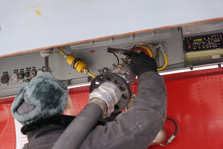 Заправка многоцелевого истребителя СУ-30СМ перед тренировочным вылетом на отборочном этапе конкурса Авиадартс-2017 в Крымске Заправка многоцелевого истребителя СУ-30СМ перед тренировочным вылетом на отборочном этапе конкурса Авиадартс-2017 в Крымске