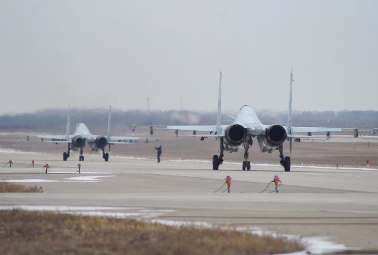 Многоцелевые истребители СУ-30СМ во время тренировки на отборочном этапе конкурса Авиадартс-2017 в Крымске Многоцелевые истребители СУ-30СМ во время тренировки на отборочном этапе конкурса Авиадартс-2017 в Крымске