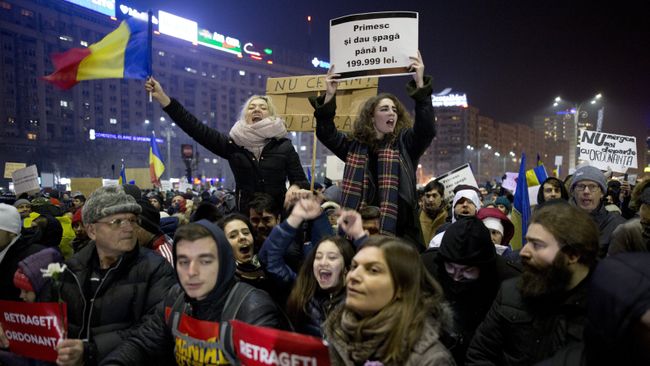 Участники антиправительственного протеста в Бухаресте Участники антиправительственного протеста в Бухаресте
