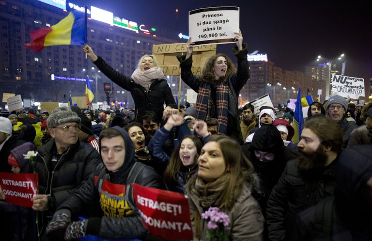 Участники антиправительственного протеста в Бухаресте Участники антиправительственного протеста в Бухаресте