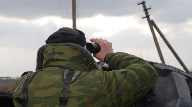 Боец народной милиции ДНР в окрестностях села Коминтерново Донецкой области Боец народной милиции ДНР в окрестностях села Коминтерново Донецкой области