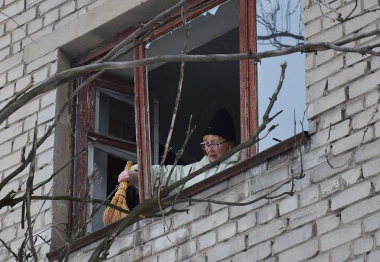 Последствия ночного обстрела в Донецке Последствия ночного обстрела в Донецке