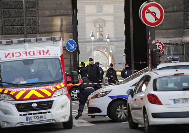 Сотрудники полиции возле здания Лувра в Париже, где неизвестный напал на военнослужащего, Франция. 3 февраля 2017 Сотрудники полиции возле здания Лувра в Париже, где неизвестный напал на военнослужащего, Франция. 3 февраля 2017
