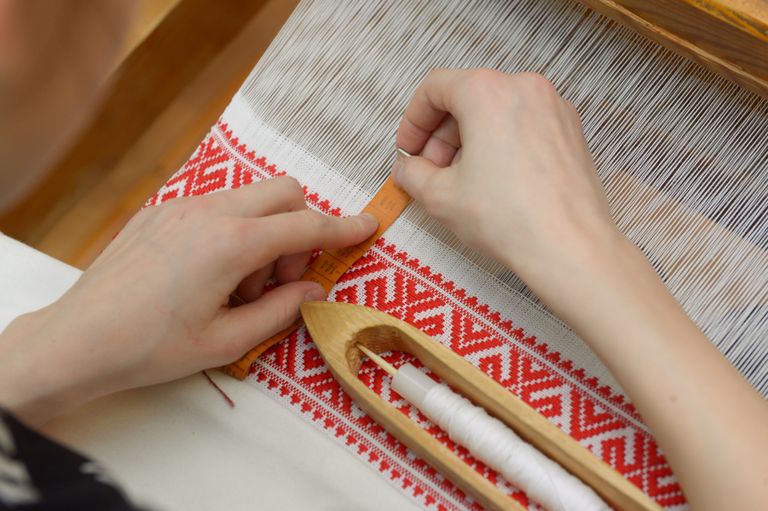 Ученица Школы народных ремесел Владимира Бурчевского занимается северным орнаментальным ткачеством Ученица Школы народных ремесел Владимира Бурчевского занимается северным орнаментальным ткачеством