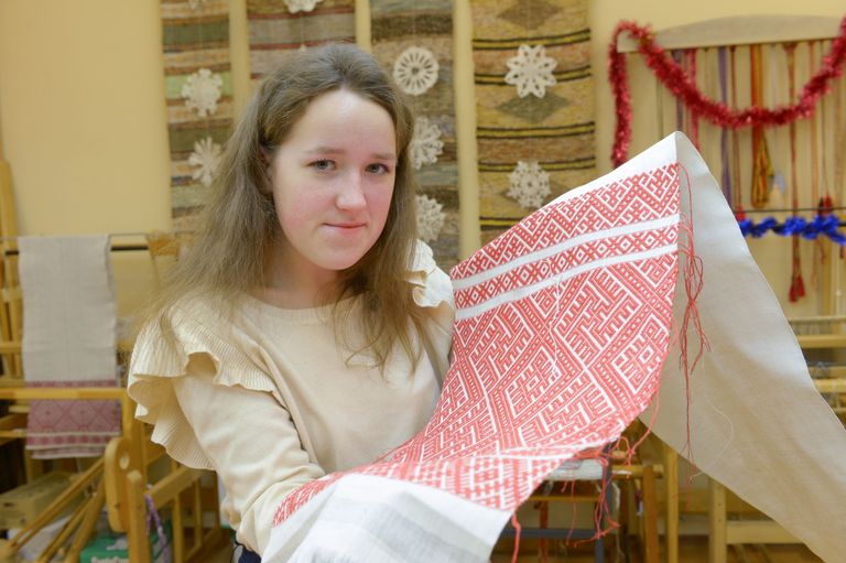 Анастасия Бурдуева - ученица Школы народных ремесел Владимира Бурчевского показывает полотенце с этнографическими северными узорами, которое она делает на ткацком станке Анастасия Бурдуева - ученица Школы народных ремесел Владимира Бурчевского показывает полотенце с этнографическими северными узорами, которое она делает на ткацком станке