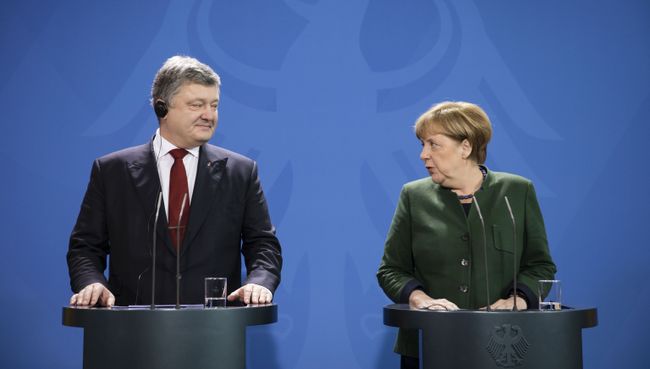 Президент Украины Петр Порошенко и канцлер ФРГ Ангела Меркель. Архивное фото Президент Украины Петр Порошенко и канцлер ФРГ Ангела Меркель. Архивное фото