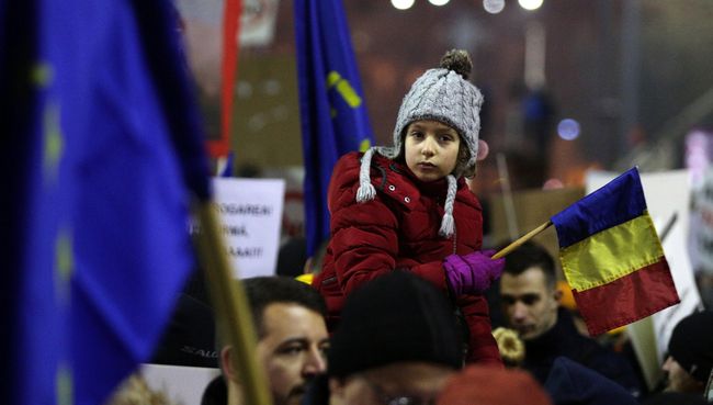 Участники антиправительственного протеста в Румынии Участники антиправительственного протеста в Румынии
