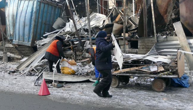 Последствия ночного обстрела в Донецке Последствия ночного обстрела в Донецке