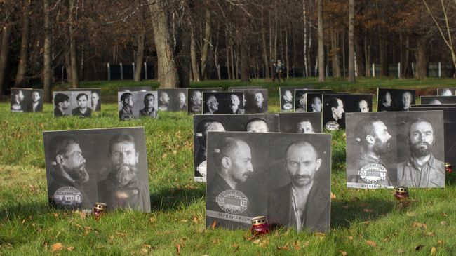 Акция, посвященная Дню памяти жертв политических репрессий, на Бутовском полигоне в Москве. Архивное фото Акция, посвященная Дню памяти жертв политических репрессий, на Бутовском полигоне в Москве. Архивное фото
