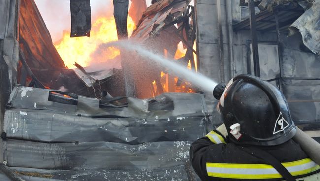 Тушение пожара на мебельном складе в Шпаковском районе Ставрополья