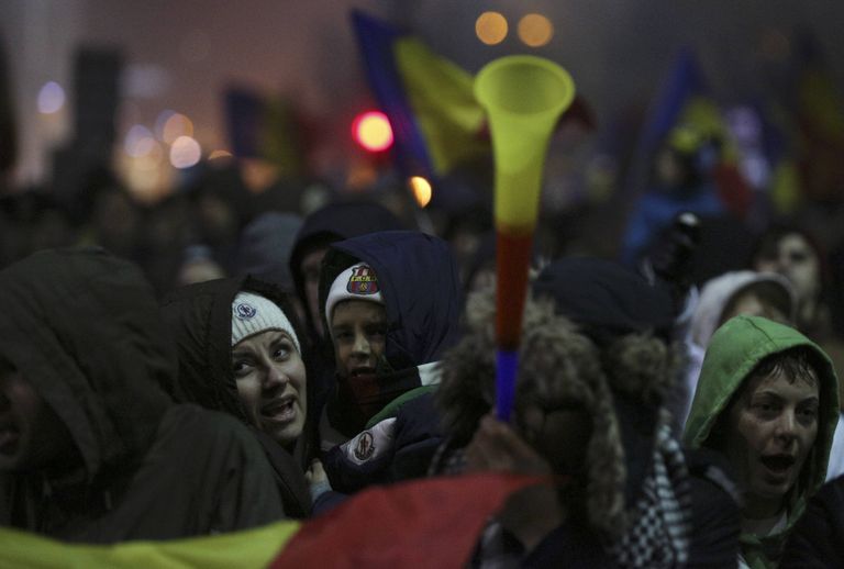 Протестующие у здания правительства Румынии в Бухаресте Протестующие у здания правительства Румынии в Бухаресте