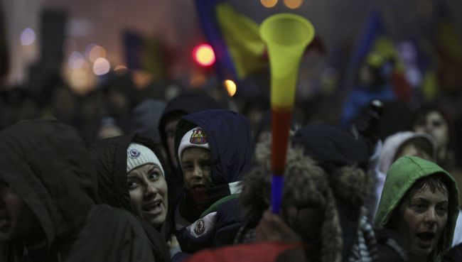 Протестующие у здания правительства Румынии в Бухаресте Протестующие у здания правительства Румынии в Бухаресте