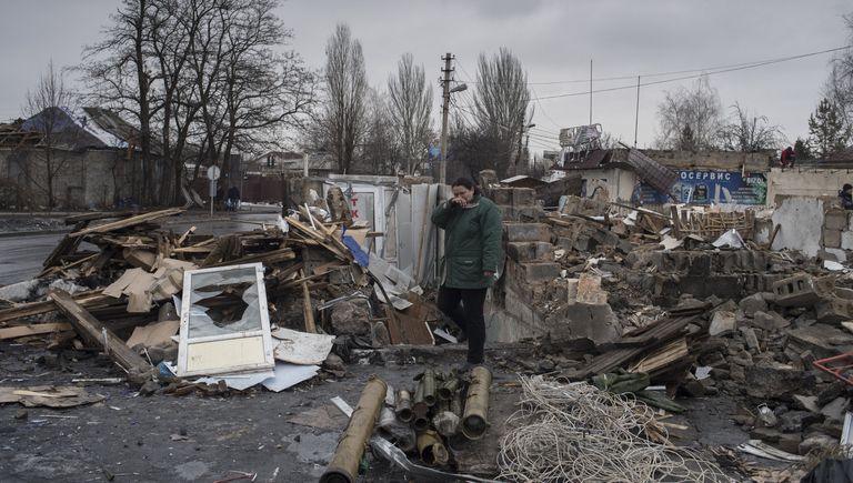 Женщина у разрушенного здания в районе автостанции Мотель в Донецке Женщина у разрушенного здания в районе автостанции Мотель в Донецке