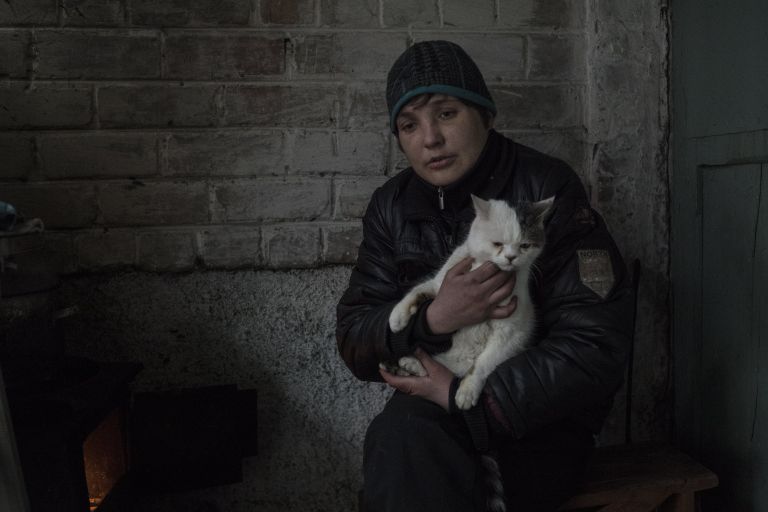 Женщина в подъезде жилого дома в Киевском районе Донецка