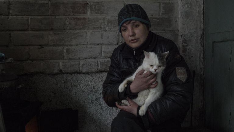 Женщина в подъезде жилого дома в Киевском районе Донецка Женщина в подъезде жилого дома в Киевском районе Донецка