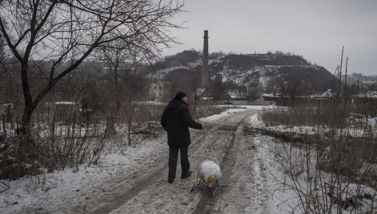 Мужчина на окраине Донецка Мужчина на окраине Донецка
