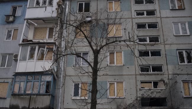 Здание, поврежденное в результате обстрелов, в Киевском районе Донецка. Архивное фото Здание, поврежденное в результате обстрелов, в Киевском районе Донецка. Архивное фото